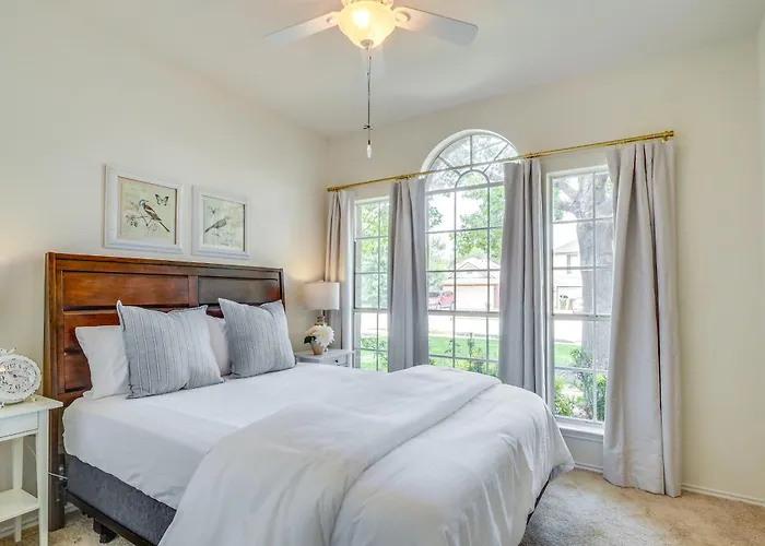 Fenced Yard + Patio: Family In Holiday home Round Rock