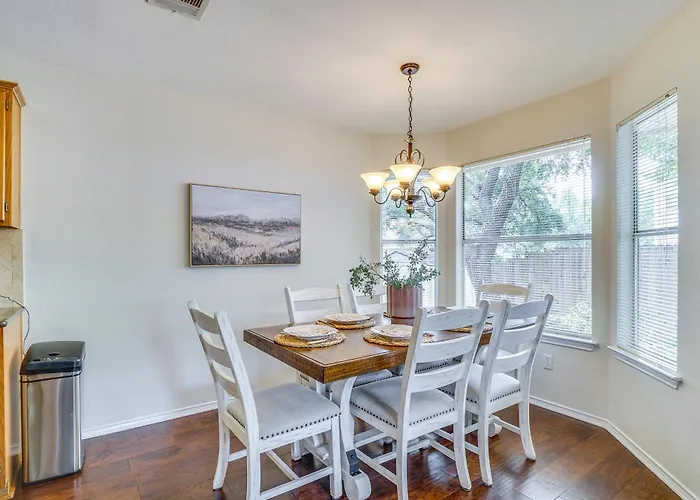 Fenced Yard + Patio: Family In Holiday home *