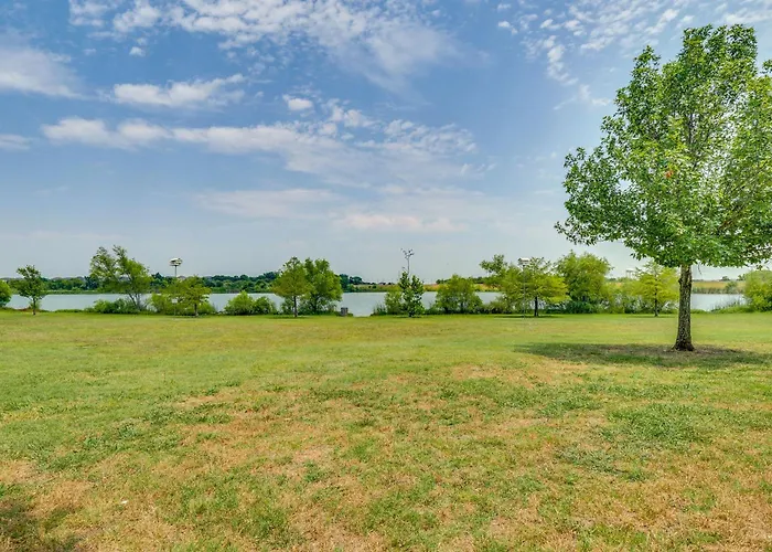 Fenced Yard + Patio: Family In *