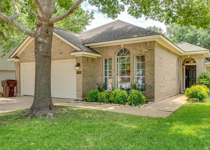 Fenced Yard + Patio: Family In Holiday home *