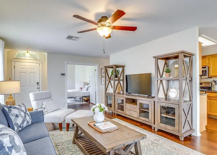 Fenced Yard + Patio: Family In Holiday home